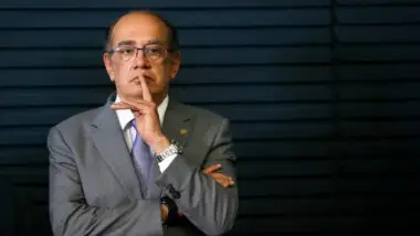 Gilmar Mendes diz que fim do foro privilegiado pode ampliar abusos e sobrecarregar o STF.
