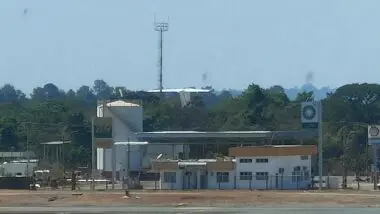 Cargueiro estratégico russo está escondido na Base Aérea de Brasília, mas é possível ver parte de sua cauda do terminal de passageiros do aeroporto Juscelino Kubitschek.