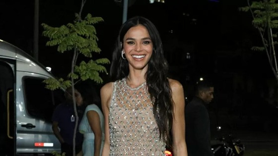 Marquezine em festa de 30 anos com look transparente