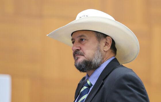 Deputado desmentiu afirmação de vereadora de que ela tinha autorização para expor a menor.