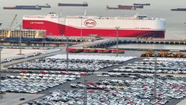Navio da BYD sendo preparado, no fim de abril, para levar carros ao porto de Itajaí (SC): concorrência acirrada dentro da China contribui para "invasão" de carros chineses no Brasil.