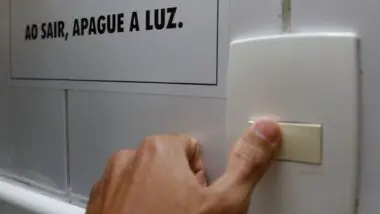 Conta de luz fica mais cara em agosto com bandeira vermelha 2