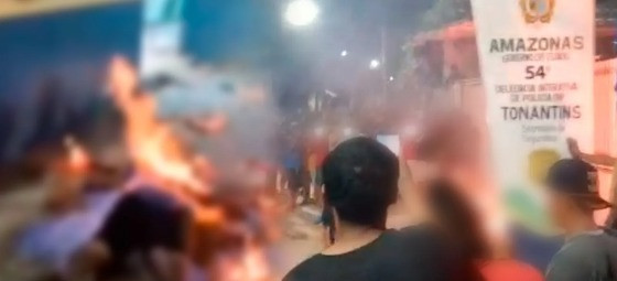 População invadiu delegacia e incendiou suspeito de matar companheira no interior do Amazonas