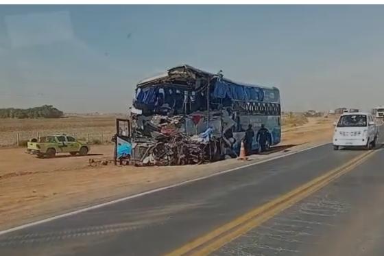 Ônibus ficou destruído após acidente.