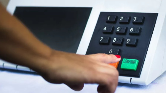 A proposta prevê que as urnas eletrônicas imprimam os votos dos eleitores como forma de conferência.