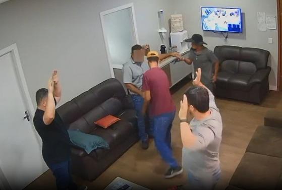 Câmeras de segurança registraram a ação dos bandidos.