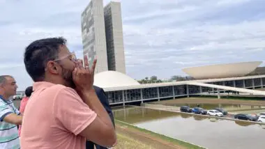 Manifestante grita sozinho na Esplanda dos Ministérios pedindo a queda de Moraes