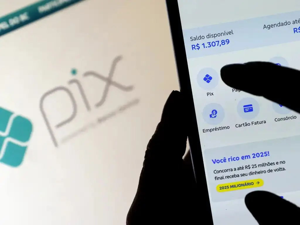 Celular aberto no Pix. A pessoa está fazendo a transferência e conferindo se não é um Golpe do Pix.