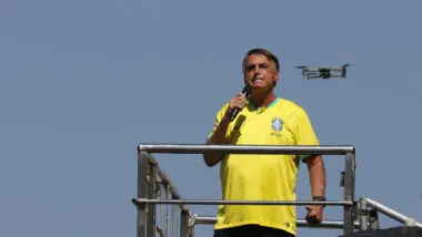 O ex-presidente Jair Bolsonaro reúne apoiadores em manifestação política na orla de Copacabana, em 21 de abril de 2024.