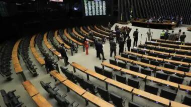 Oposição teme que PL 2628/22 para proteção de crianças e adolescentes online, mas pode ser instrumentalizado pela esquerda.