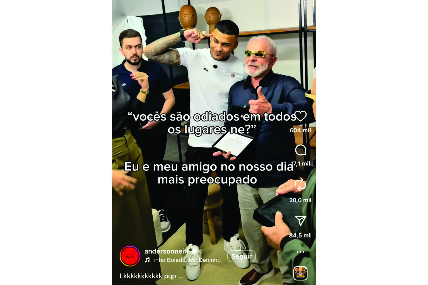 Lula posa ao lado de MC Neiff durante encontro com artistas do brega no Recife.