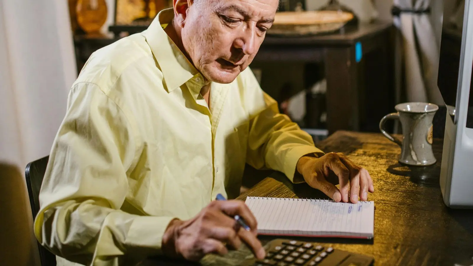 Idosos fazendo contas e priorizando suas finanças.