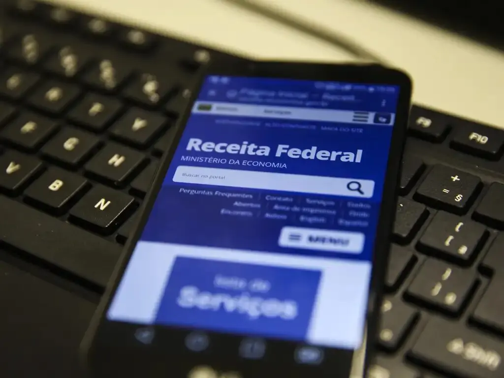 Celular com a página inicial aberta no aplicativo da Receita Federal, para ver a restituição do IRPF 2025.