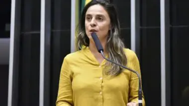 Fernanda Melchionna propõe projeto para anular sanções da Lei Magnitsky por bancos brasileiros.