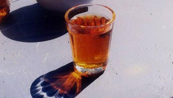 Já algemado, no compartimento da viatura, ele continuou a chutar o veículo e a proferir ameaças.