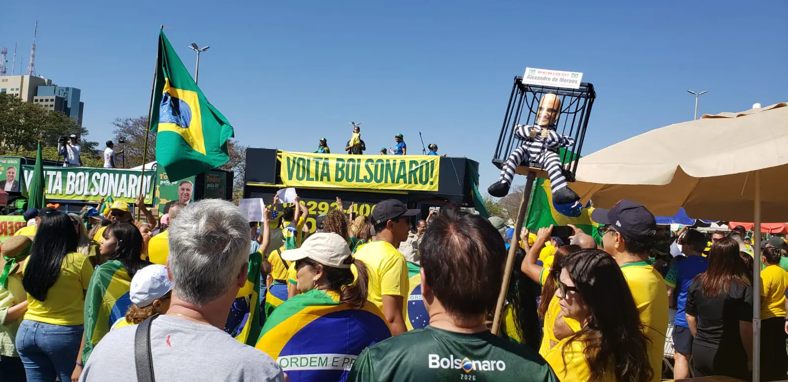 O manifestante Vanderlei Komatsu levou um boneco do ministro do STF Alexandre de Moraes vestido de presidiário e atrás das grades: "É uma homenagem. Acho que representa bem aquilo que a gente quer. Na verdade quem está cometendo crimes é ele", diz