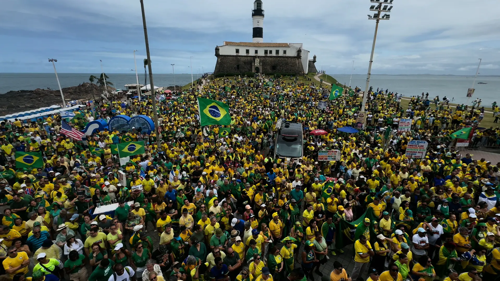 Em Salvador, milhares de pessoas se reúnem em frente ao Farol da Barra desde o início da manhã