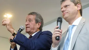 Presidente do PL, Valdemar Costa Neto, ao lado de Tarcísio de Freitas.