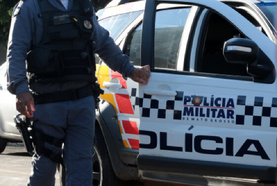 Segundo relato feito pela vítima à Polícia Militar, o esposo estava ingerindo bebida alcoólica quando desferiu dois socos em seu rosto.