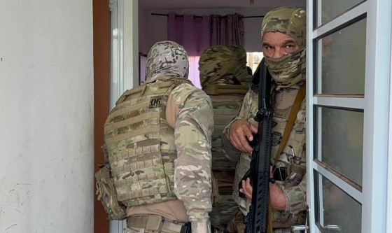 Estão sendo cumpridos 11 mandados de prisão temporária e 15 mandados de busca e apreensão