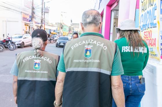 Em agosto deste ano, a fiscalização também apreendeu mercadorias de ambulantes que ocupavam irregularmente as calçadas da Avenida Isaac Póvoas.