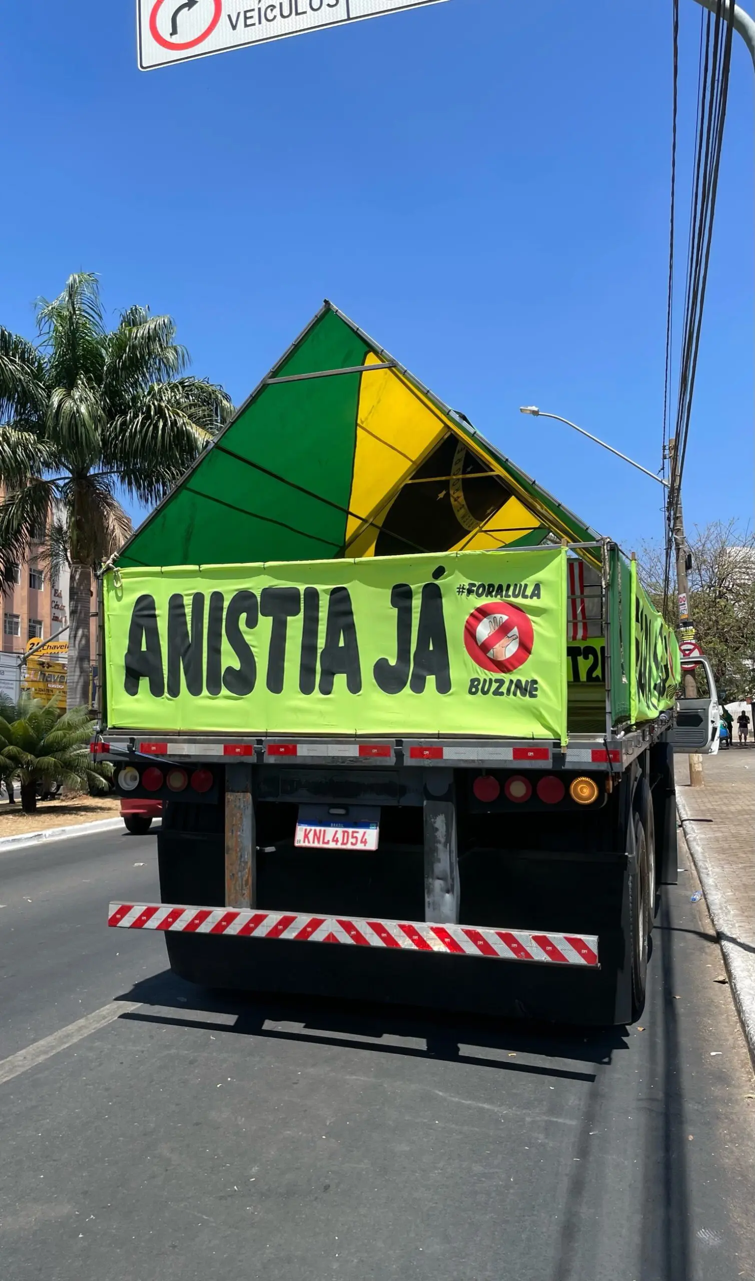 Caminhão com mensagem pró-anistia em Goiânia.