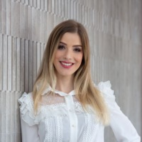 Dra. Luísa Groba é médica formada há quase 12 anos pela Universidade Católica de Brasília. Dermatologista com residência médica pelo IAMSPE-SP e título de especialista pela Sociedade Brasileira de Dermatologia (SBD), é também membro da Associação Bra