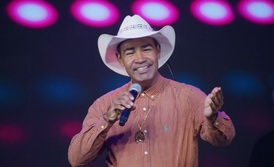 Jhon é cantor, compositor e escritor das próprias canções.