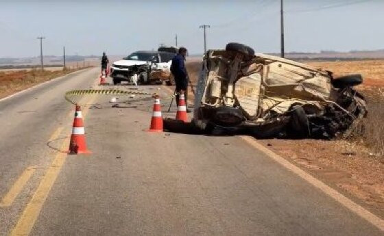 Motorista bate Fiat Uno em Hilux