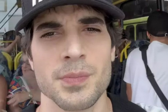 Fontes da coluna revelaram que o cantor e ex-BBB tentou invadir o camarim de Travis cinco vezes durante a festa.