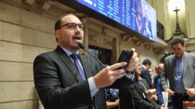 Carlos Bolsonaro cogita disputar Senado por SC em 2026.