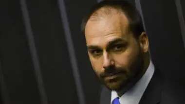 Eduardo Bolsonaro cogita deixar o PL se Tarcísio de Freitas ingressar no partido.