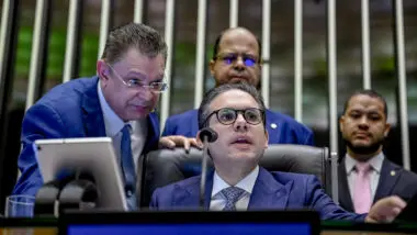 Líder do PL pressiona pela votação da anistia e rejeita texto alternativo no Senado.