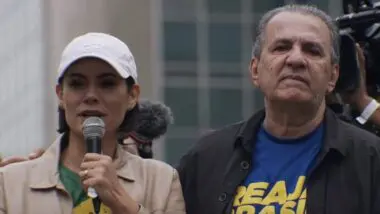 Michelle Bolsonaro critica STF e denuncia perseguição política a Jair Bolsonaro em manifestação na Avenida Paulista.