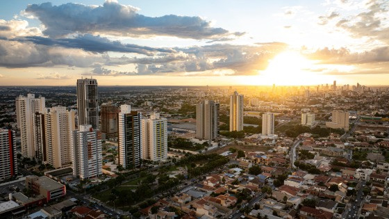 O dia deve ser de sol com muitas nuvens, tarde chuvosa e noite de clima ameno.