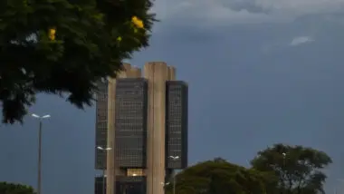 Centrão tenta derrubar autonomia do Banco Central com projeto que permite demissão de diretores pelo Congresso.