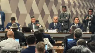 Senadores e deputados abrem trabralhos da CPMI do INSS.