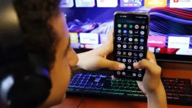 Justiça do Trabalho proíbe Facebook e Instagram de permitir trabalho infantil sem autorização judicial. Liminar prevê multa e reforça riscos à saúde e educação.