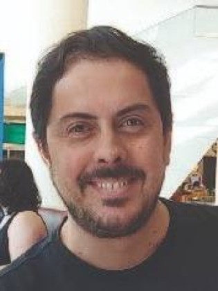 Rafael Monteiro de Castro é publicitário, copywriter e roteirista. É formado em Comunicação Social pela ESPM. 