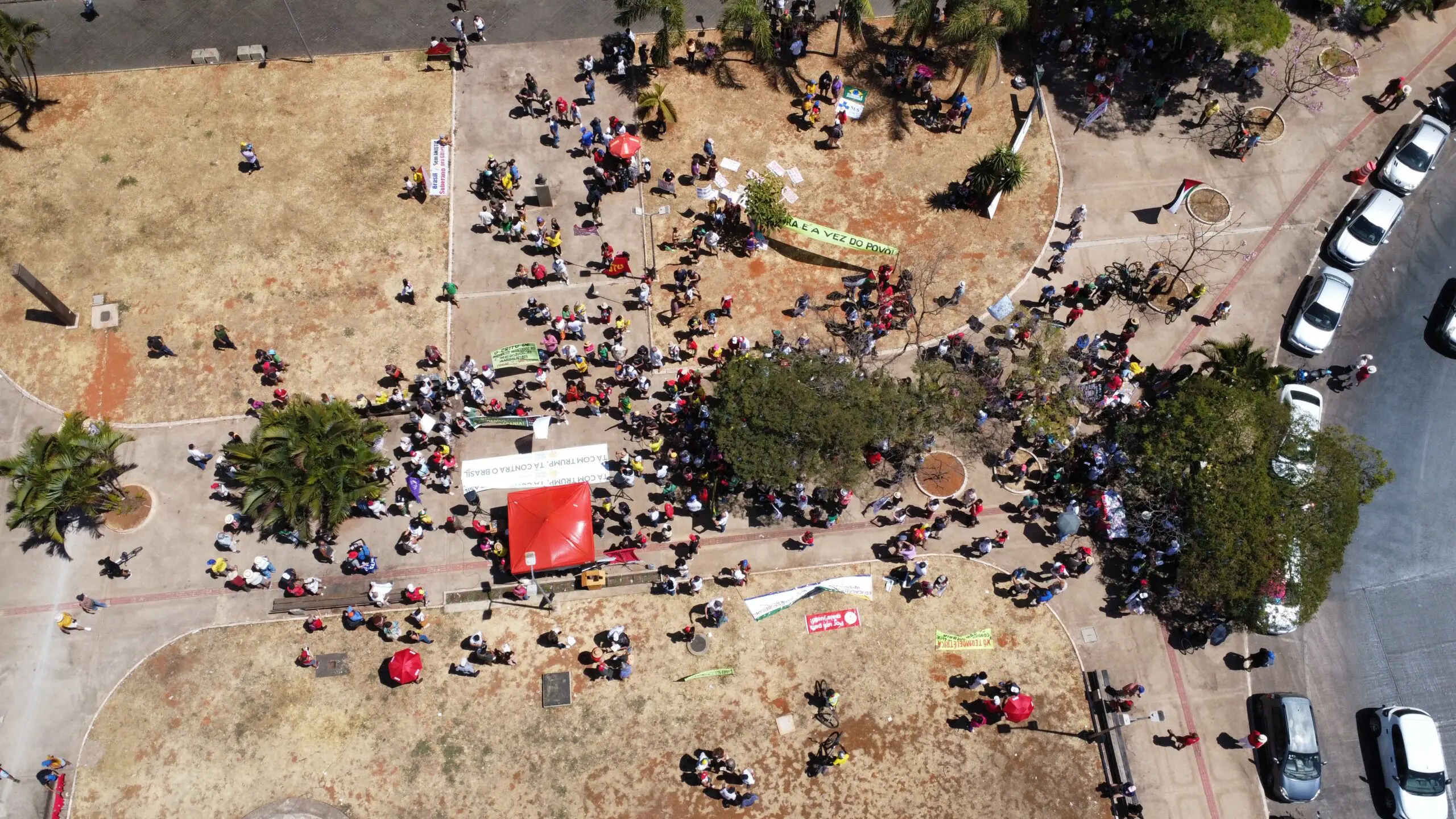 Foto aérea do Grito dos Excluídos, da esquerda, às 11h30 na Praça Zumbi dos Palmares em Brasília.