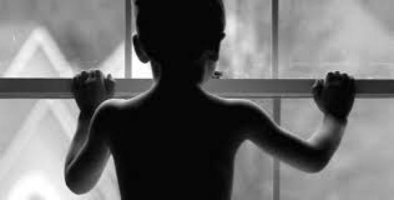 Mulher jogou água quente no filho de 10 anos