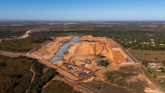 Os trabalhos avançaram na parte estrutural, com fundações executadas, pilares erguidos e lajes sendo montadas.