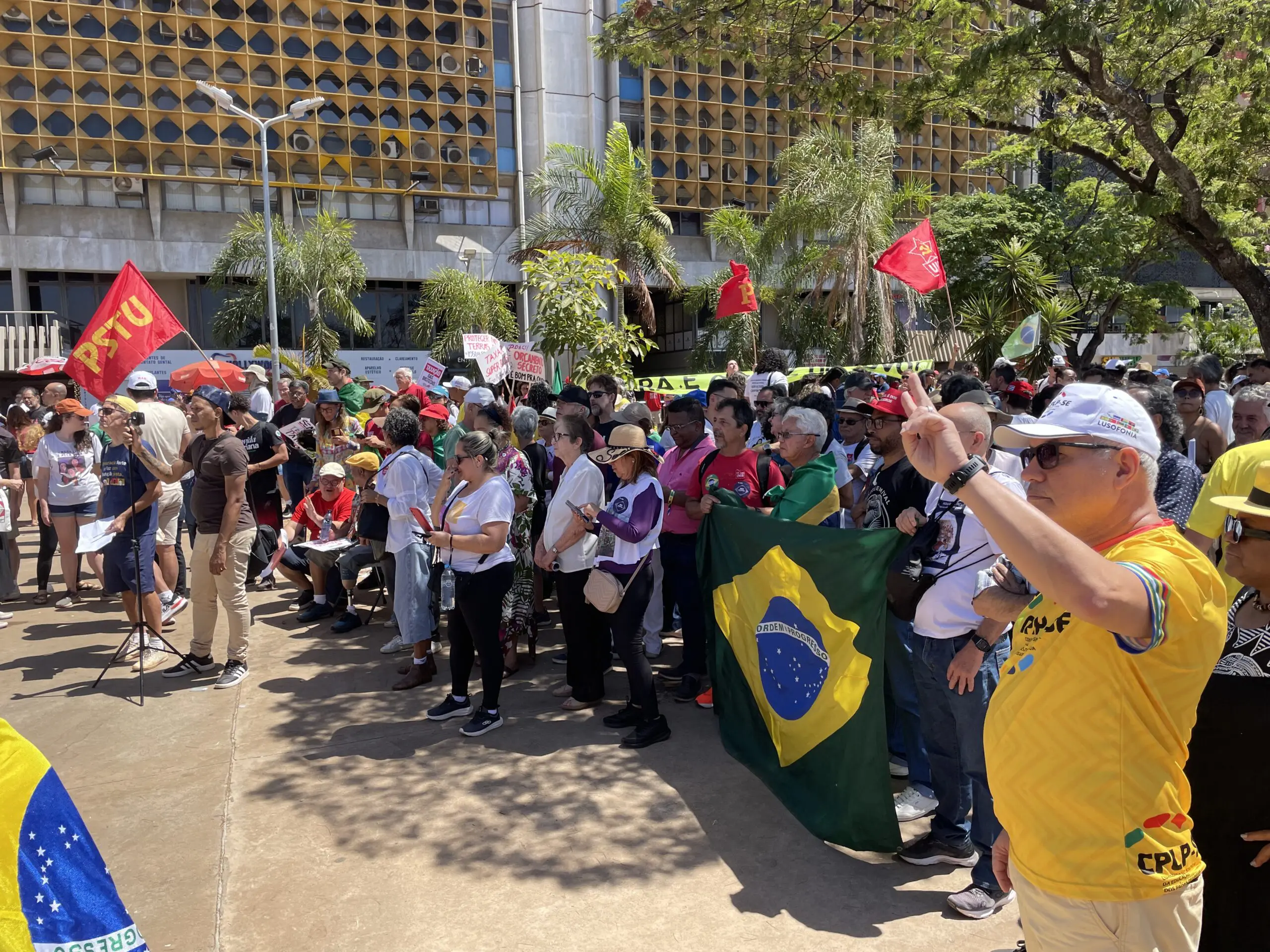 Manifestantes de esquerda participam do Grito dos Excluídos em Brasília, em 7 de setembro de 2025