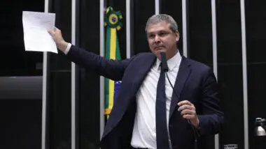 O deputado Lindbergh Farias (PT-RJ), líder do PT na Câmara, protocolou um mandado de segurança no Supremo Tribunal Federal (STF) para solicitar a suspensão imediata da tramitação da Proposta de Emenda à Constituição (PEC) 3/21, a PEC da Imunidade.