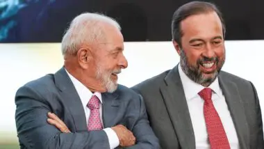 Lula e o ministro Alexandre Silveira: governo promete conta de luz gratuita para 4,5 milhões de famílias.