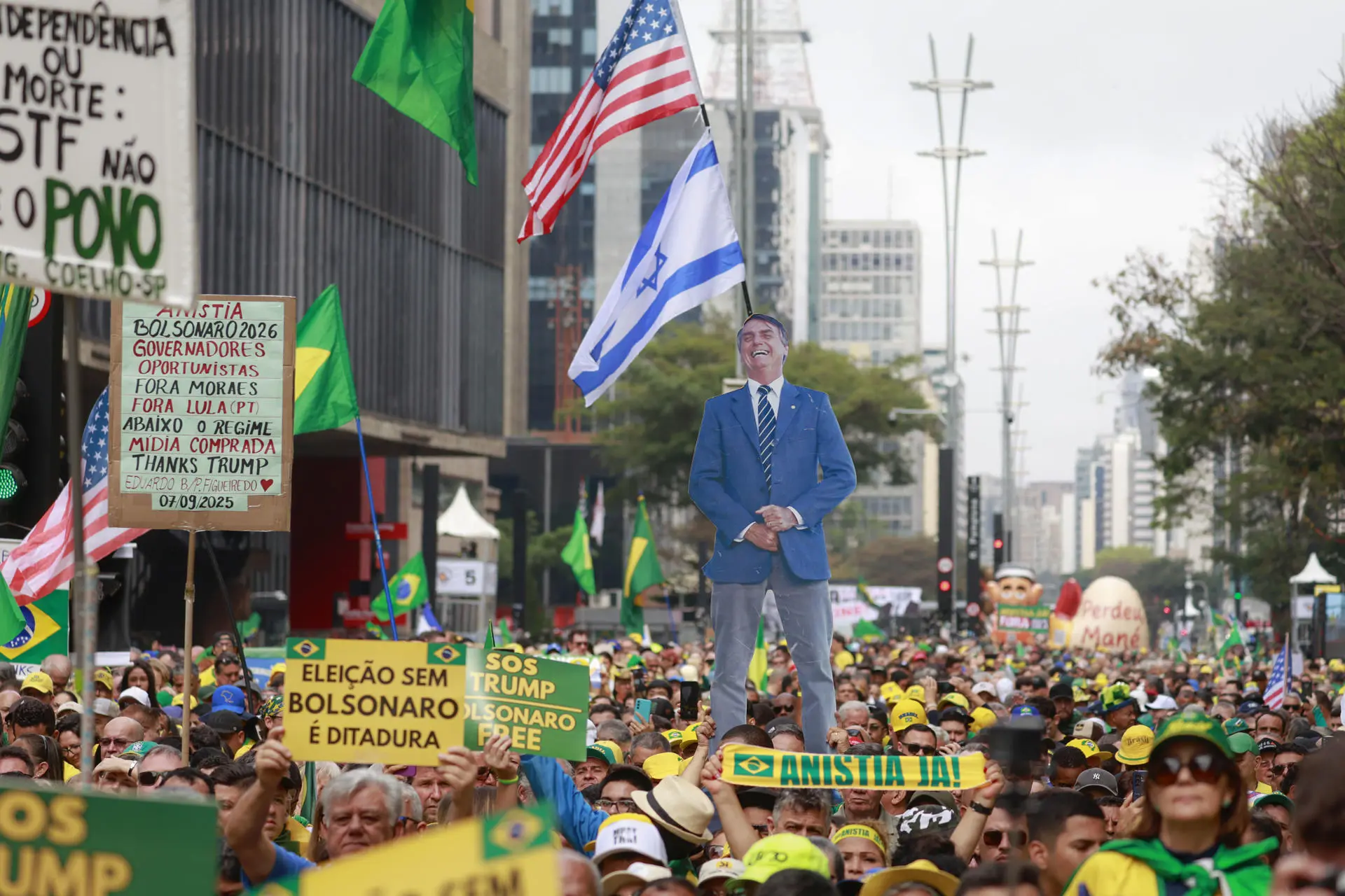 Manifestantes carregam bandeiras dos Estados Unidos e de Israel em meio às do Brasil na manifestação de 7 de setembro na Av. Paulista