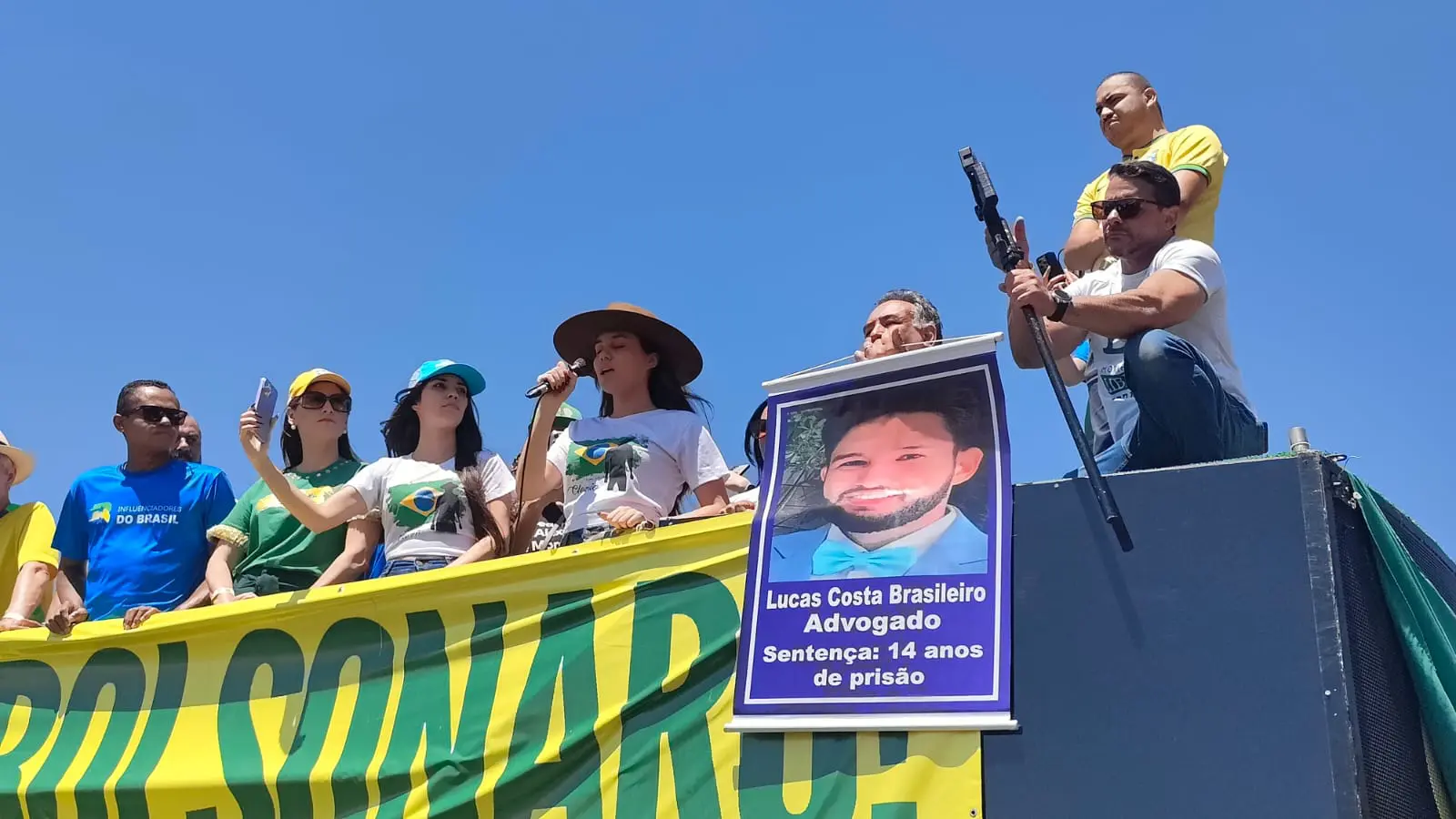 Luíza Cunha, filha do empresário Clezão, preso do 8 de janeiro que morreu no presídio da Papuda, discursa em ato em Brasília