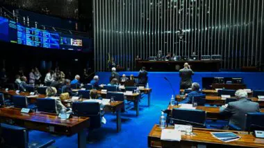 PEC 66/2023, que parcela pagamento de precatórios a perder de vista (na prática, libera o calote), foi aprovada por 71 votos a 2 no Senado.