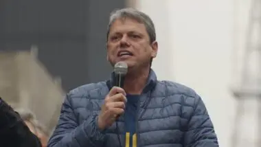 Deputados da oposição protocolaram pedido de impeachment contra Tarcísio de Freitas, acusado de usar recursos públicos e do cargo para hostilizar ministros do STF.