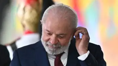 Lula oferece luz, gás e ônibus "de graça". Mas agora terá de socorrer os Correios.